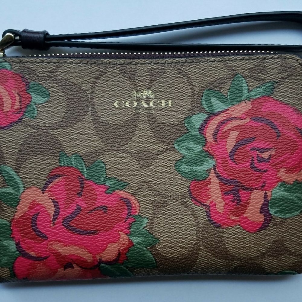 New Coach Corner Zip Closure Wallet Wristlet